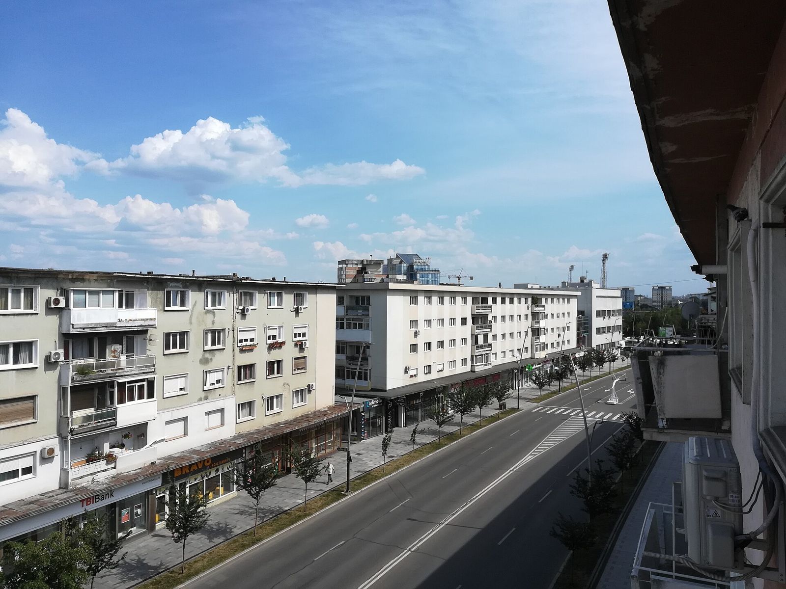 Blocuri de locuințe de-a lungul Căii Mărășești din Bacău, văzute de la etaj